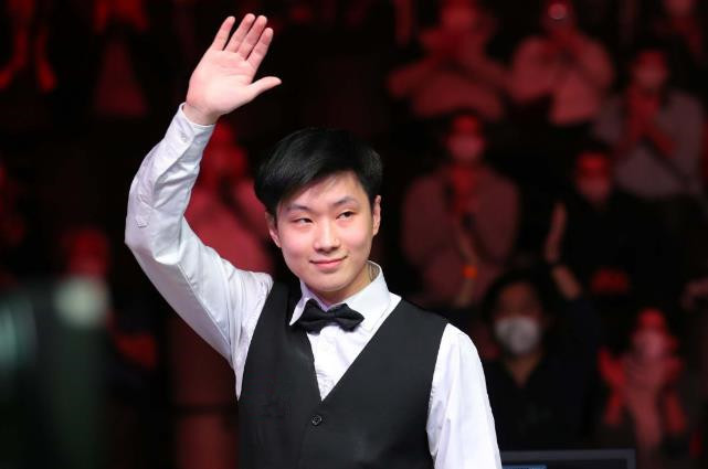 随着足球转 随着足球转