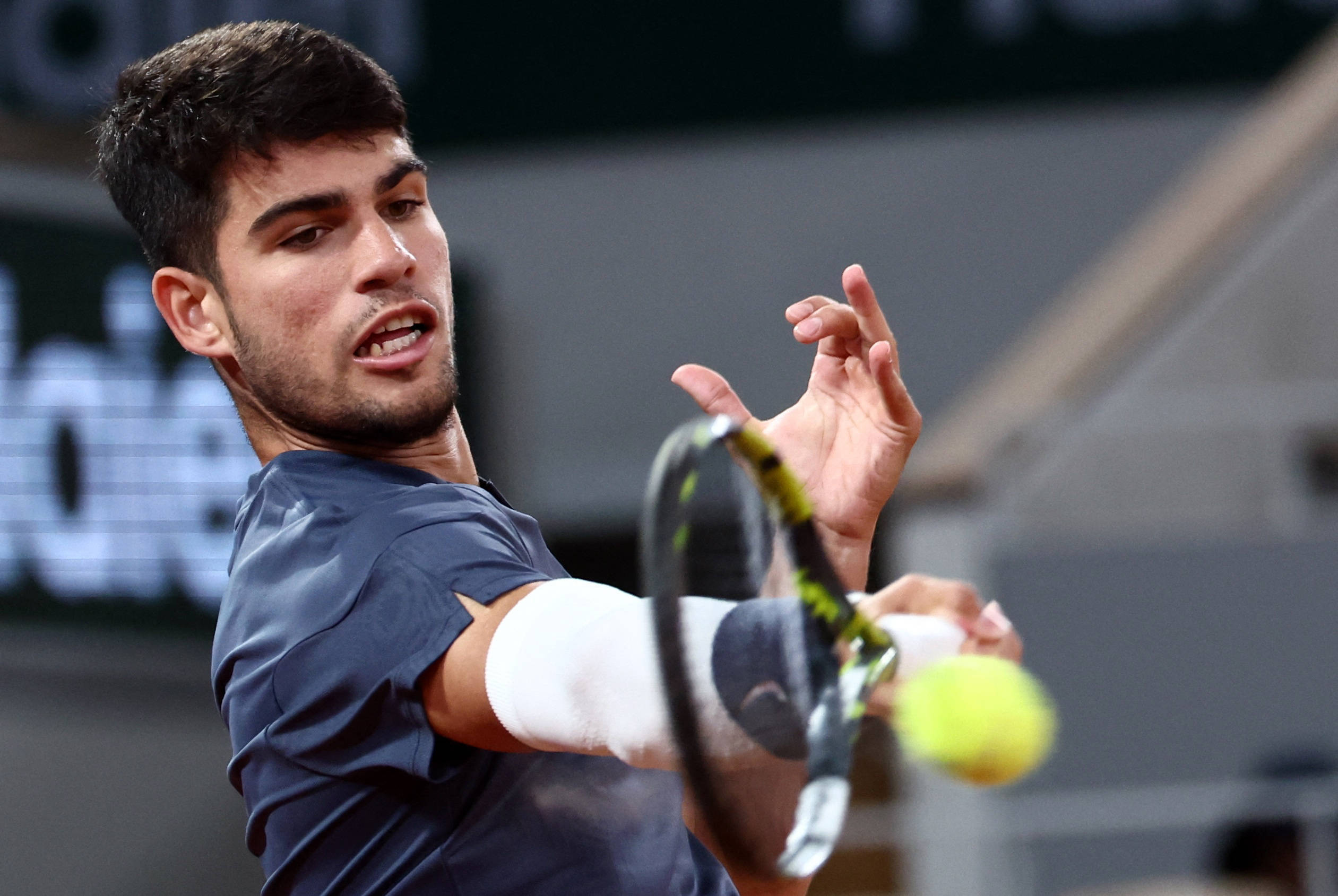 场拼抢中占 场拼抢中占